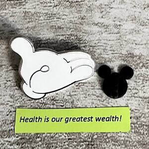 Disney Pin  - White Mickey Hand Glove
